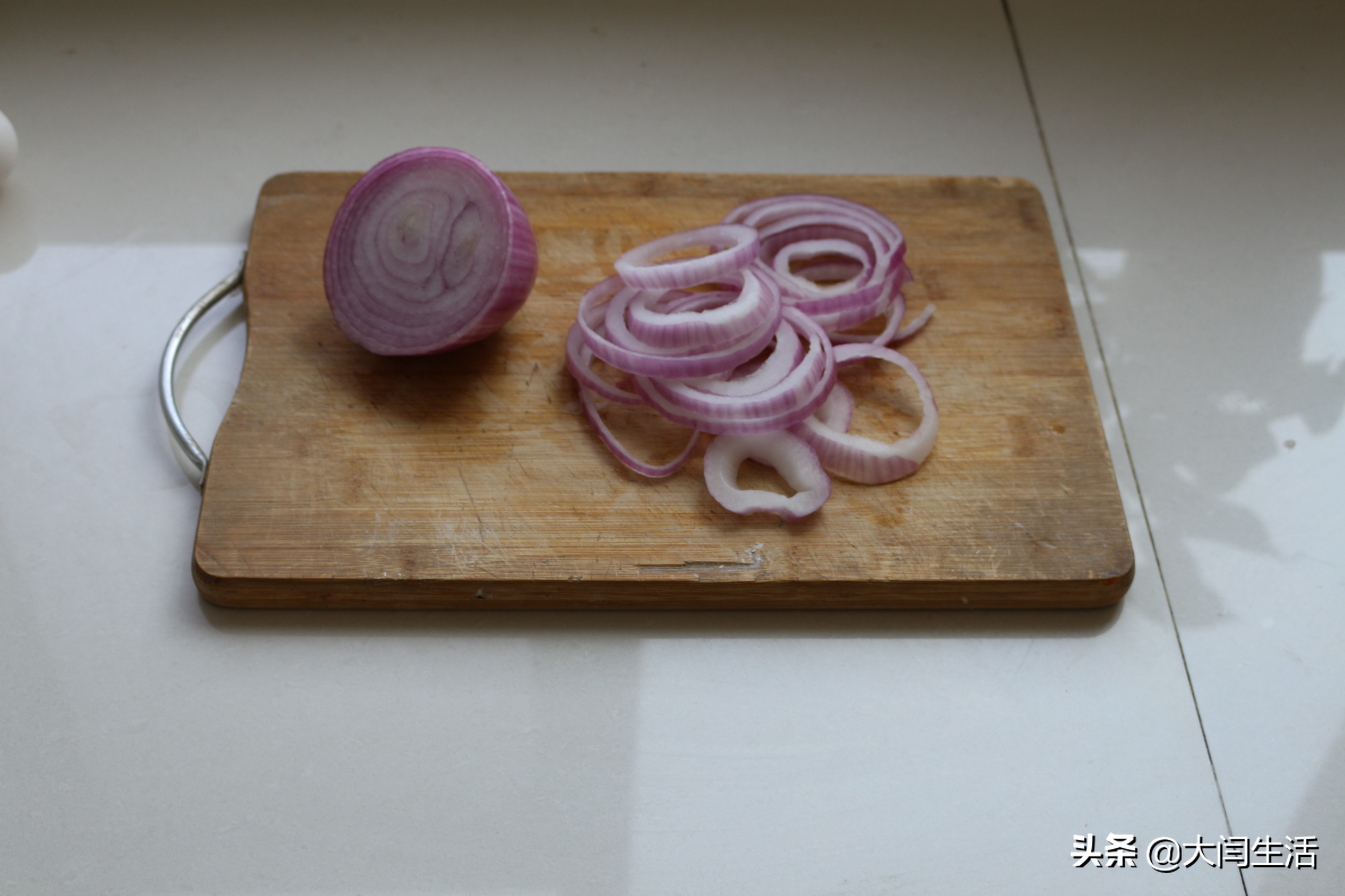 洋葱圈撒孜然还是蘸着番茄酱吃,炸洋葱圈热油还是凉油