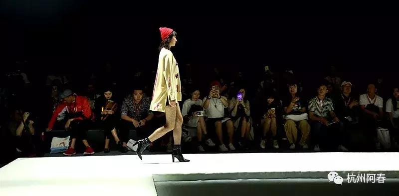 超百图再现2018年服装圈内那三十道靓丽风景……