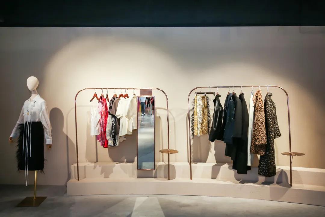 淮海路顶流出片地！21岁、重新回归的「上海广场​」好好拍哦