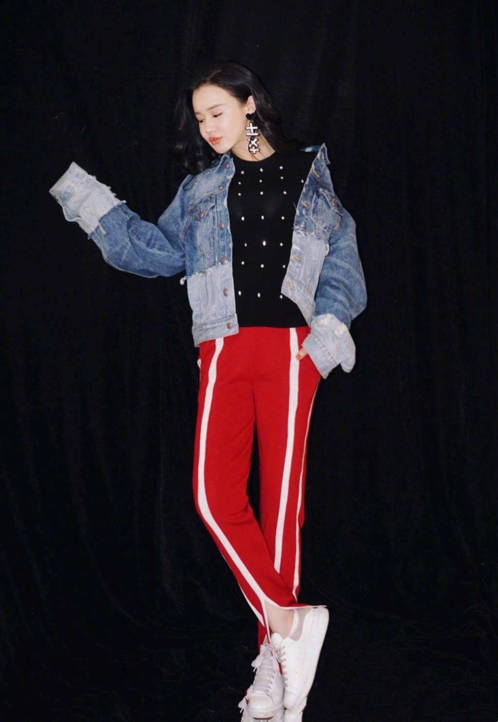 冉莹颖发文调侃手受伤,冉莹颖受伤手缠纱布