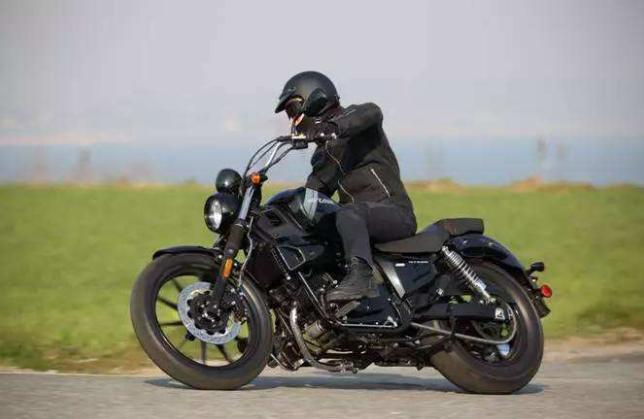 为什么说摩托车250cc不能上牌,新手适合入手的小排量摩托车250cc