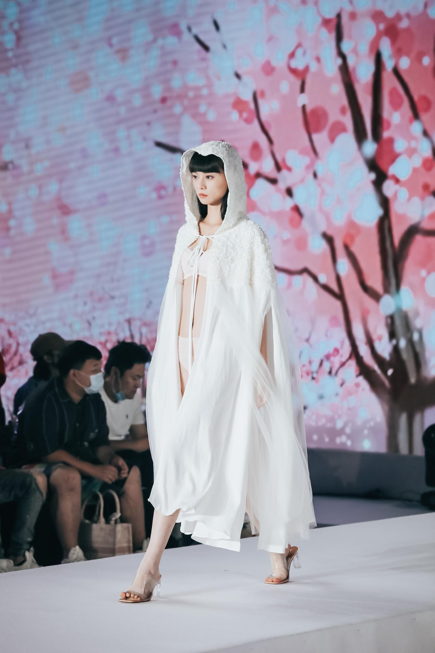 欧迪芬代言人李纯现场,欧迪芬内衣李纯同款