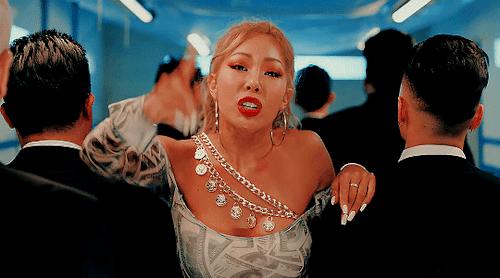 韩国性感歌手公开承认隆胸：我花自己的钱，凭什么不能露