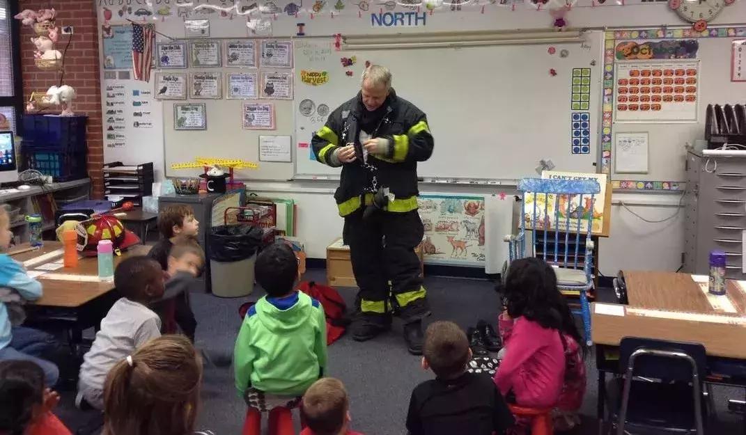 阅视野丨抢劫犯闯入学校？中国教师亲历美国学校的安全防范