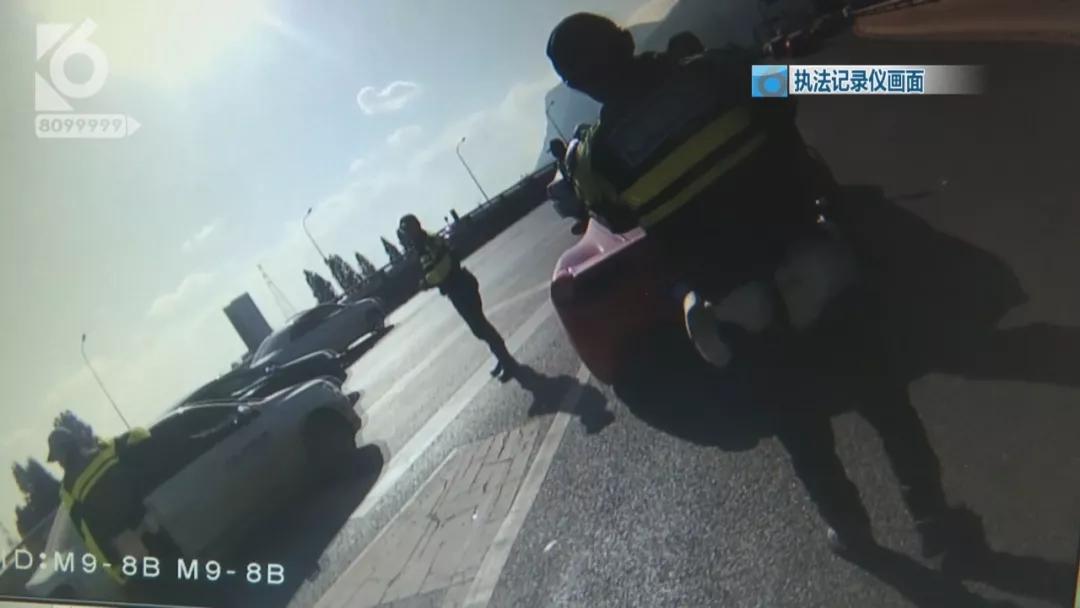 这波操作太上头!别人开业送花篮法拉利大哥开业送驾照