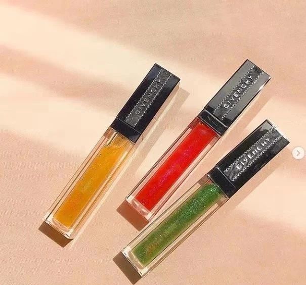 这个该死的女人也太会卖彩妆了吧,唱歌恐怕才是她的副业