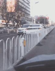 三个傻子跟我一块踢球gif,和两傻子在一起踢球gif