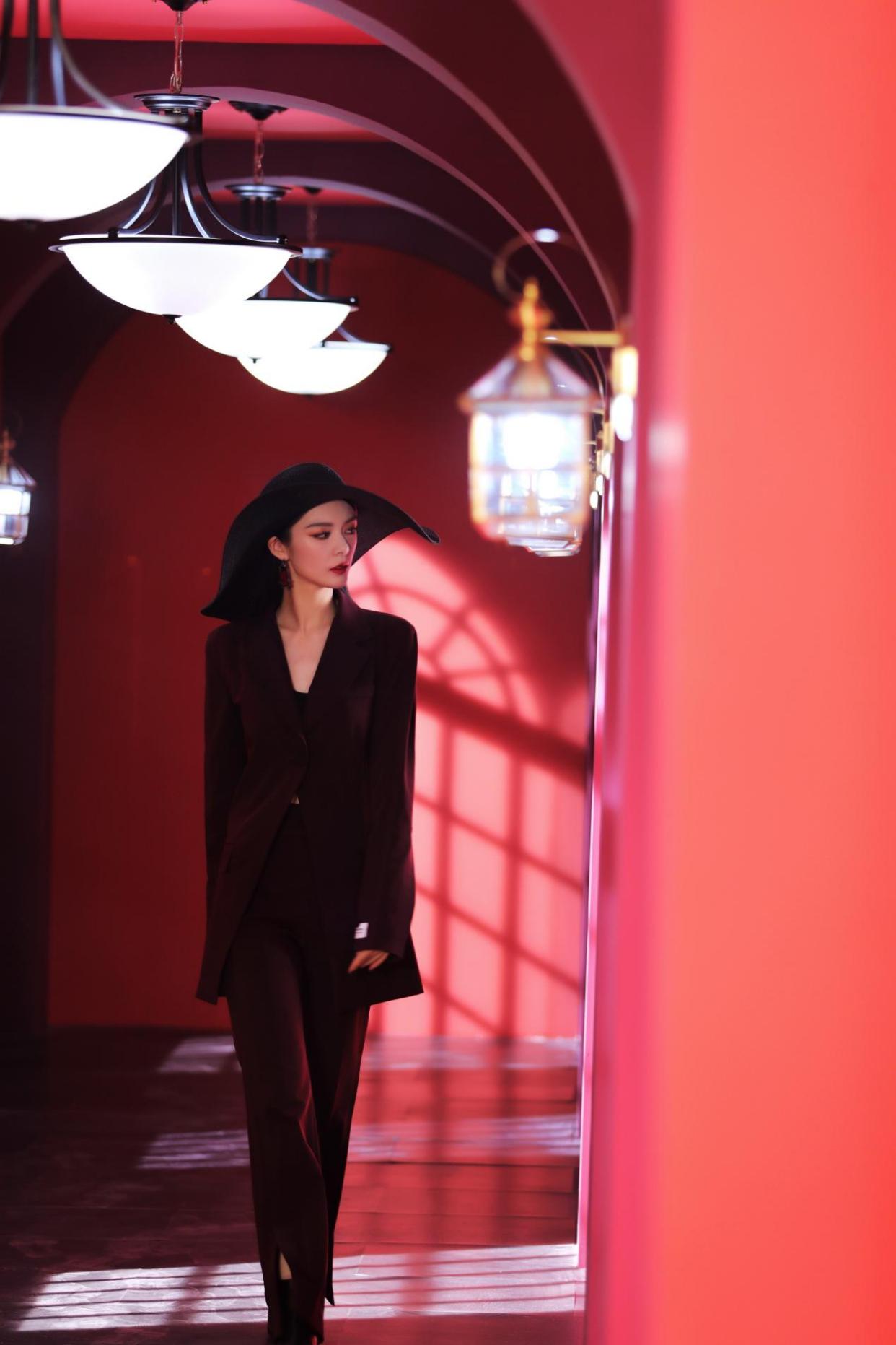 傅菁中性风穿搭,傅菁几十块钱的裙子也能穿出气质