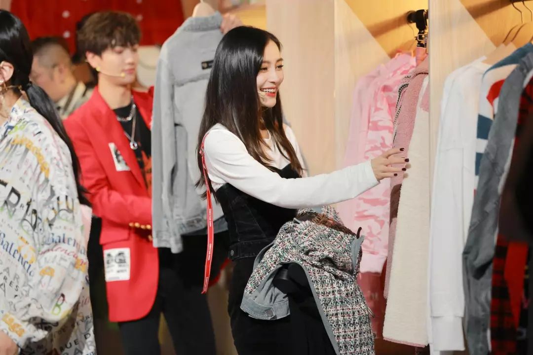 杨颖跟范丞丞同框的照片,杨颖和范丞丞摆pose