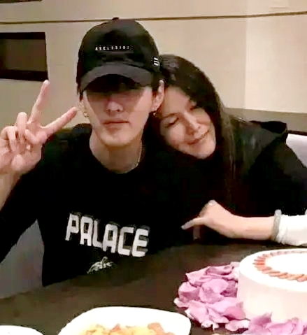 吴亦凡和霍尊的成长经历,值得家长认真分析,家有男孩引以为鉴