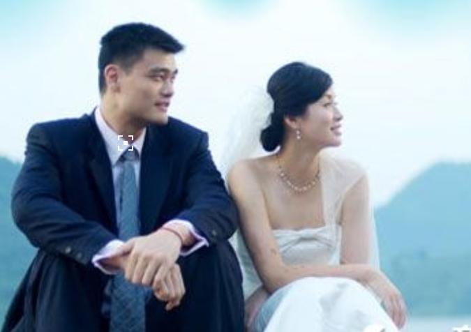 嫁给姚明的叶莉竟活成这样,姚明夫人叶莉身高多少米