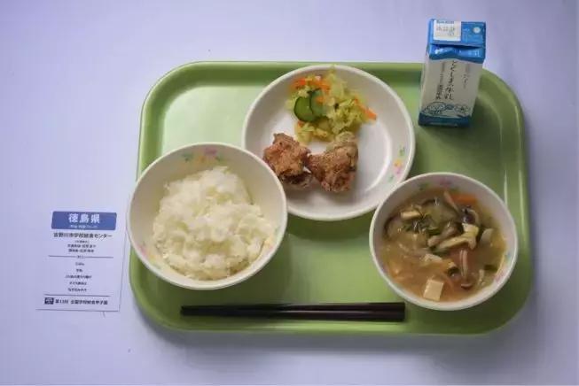 日本小学10元钱的午餐,日本学生午餐10元一个