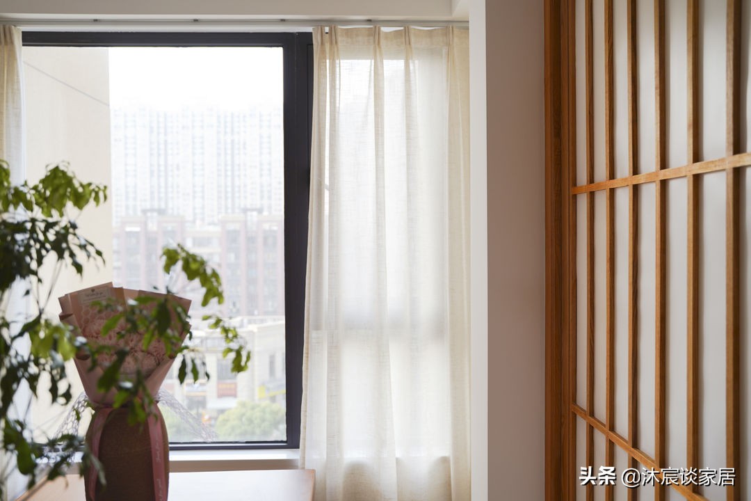 她把家布置得复古又温馨，室内被绿植环绕，这样的家，住着真舒服