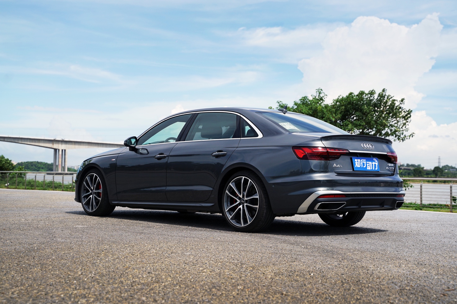 奥迪a4l女生使用体验,女司机奥迪a4l适合什么颜色