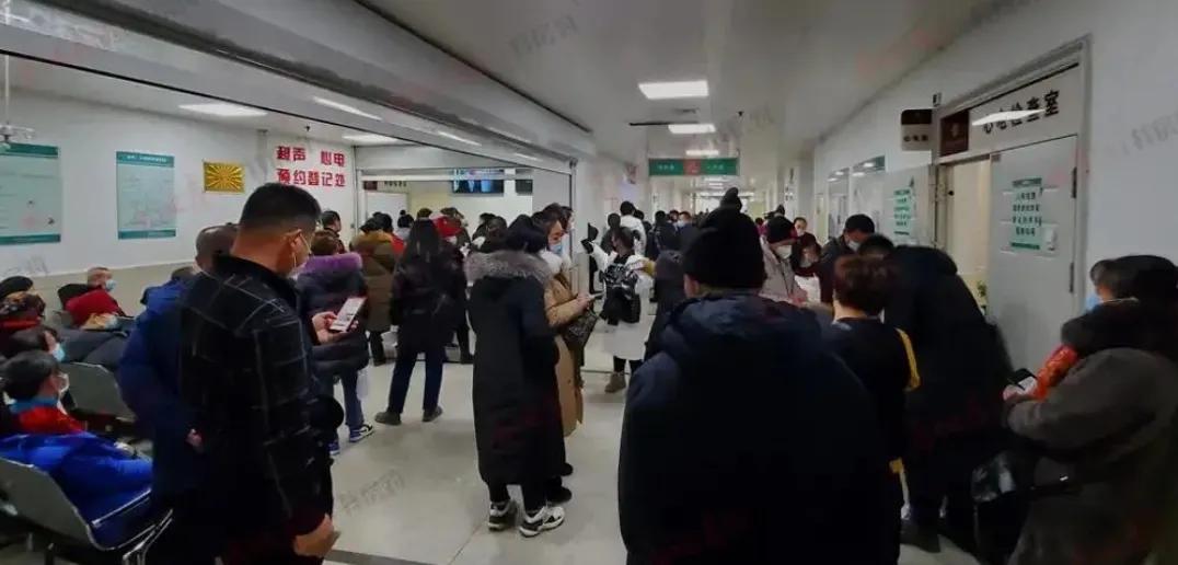 私人诊所每天爆满图片,街上的诊所为何人满为患