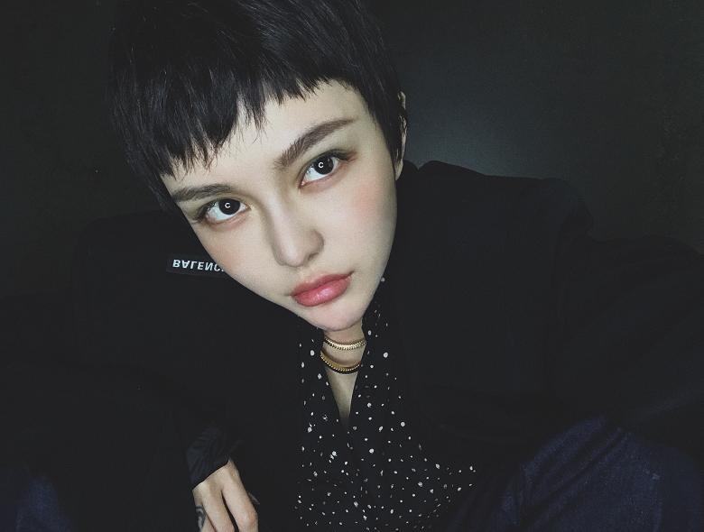 周扬青戴黑色帽子的照片,周扬青同款发型