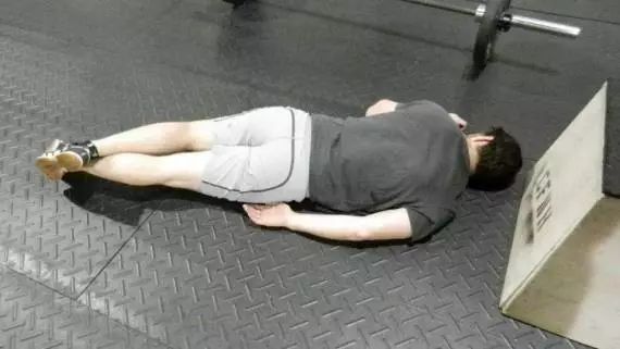 哑铃推举常出的错误,哑铃推举做几组就力竭