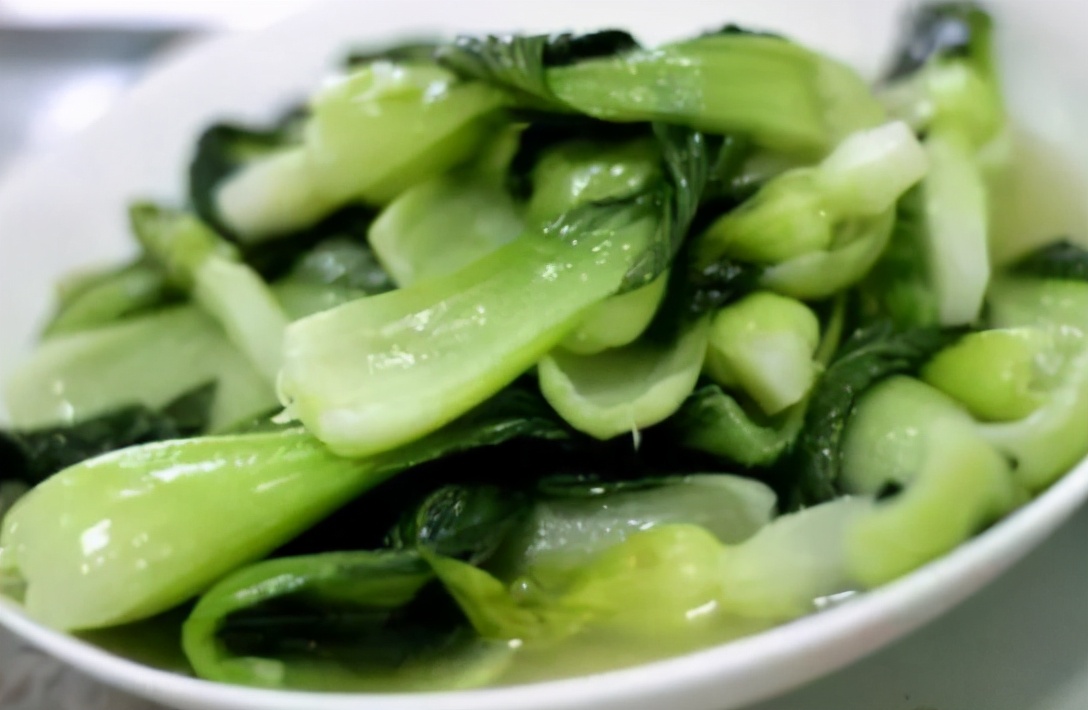 怎么炒青菜才能变得翠绿不会变色,饭店炒青菜不变色不发黄的做法
