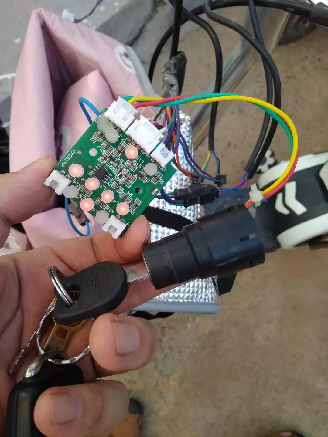 爱玛电动车锁住了钥匙坏了怎么开,电动车电门开关接触不良