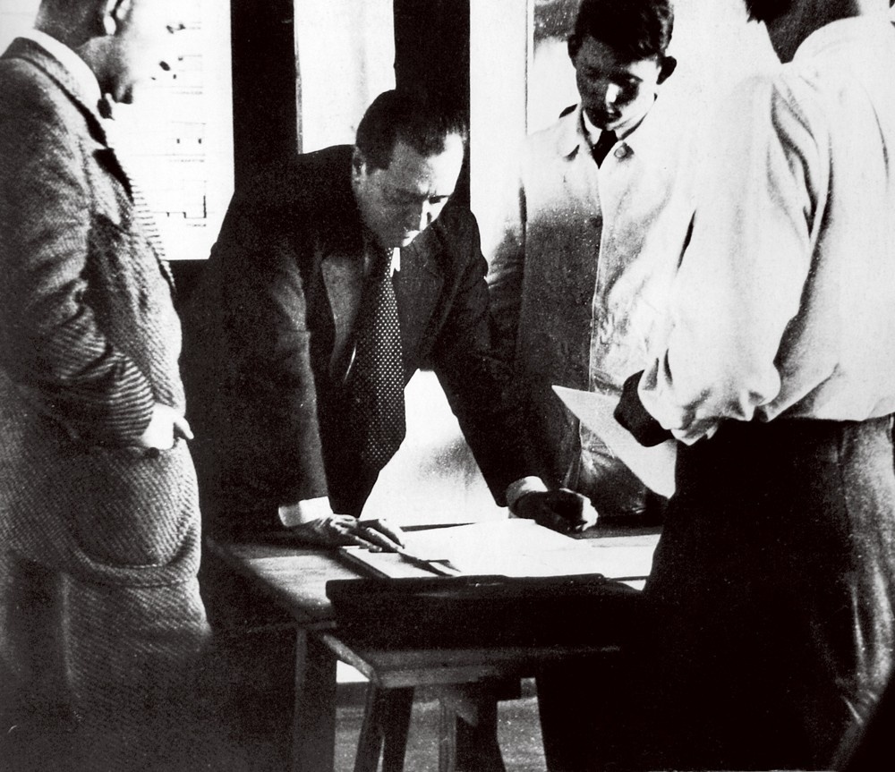 包豪斯历程代表人物及其作品分析,包豪斯的历史视频