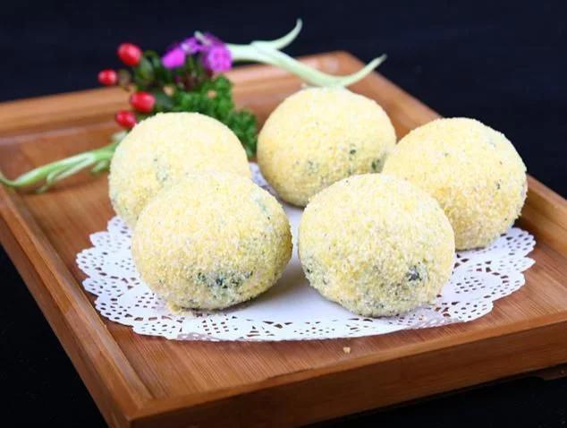 酸菜馅菜团子的家常做法玉米面,怎么才能把菜团子做的皮薄大馅