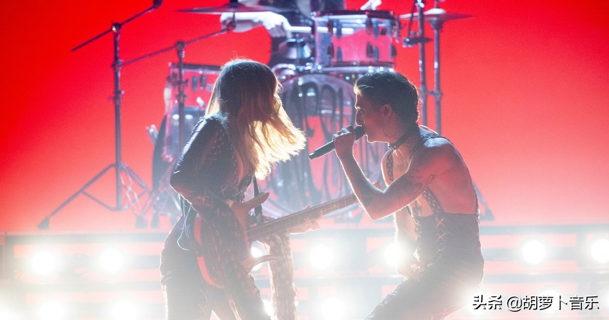 今日欧美圈:J.Cole新专流媒强势,麻辣鸡晒长文缅怀父亲