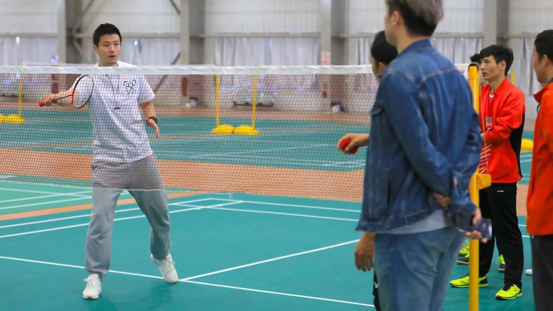 高远球高而不远,高远球只远不高