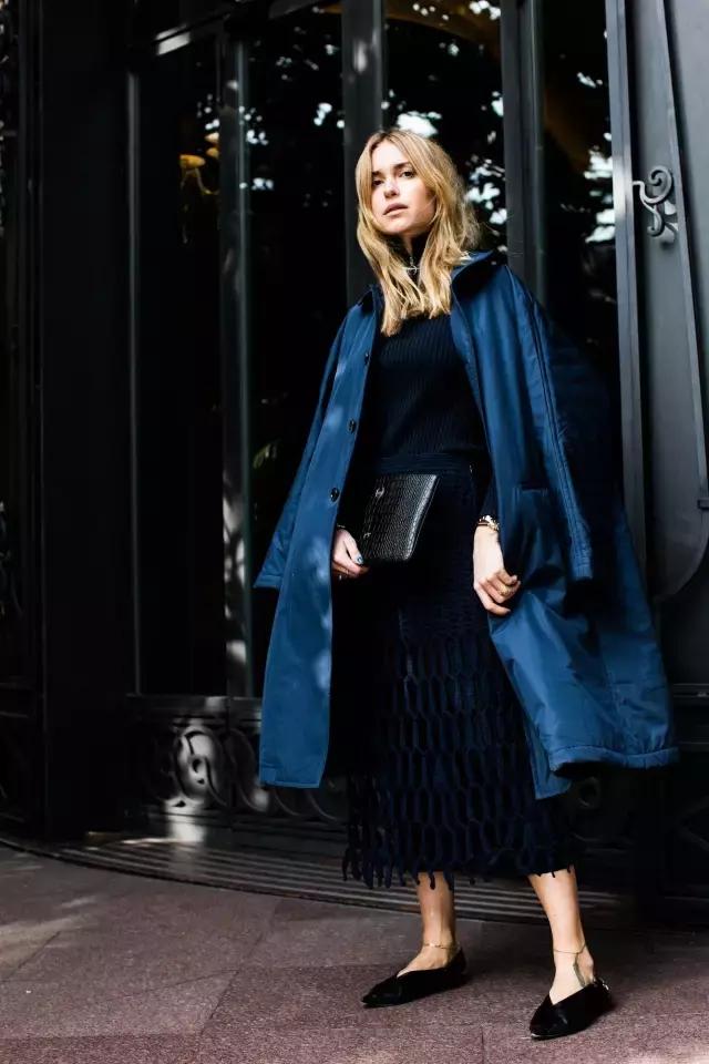 藏青色和黑色哪个更显白显气质,穿这几个颜色显白又气质