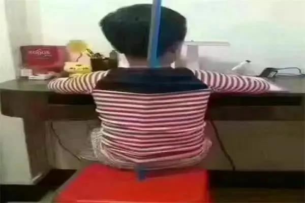 塑料凳子为什么中间有个洞,怎么塑料凳子中间都会有一个洞