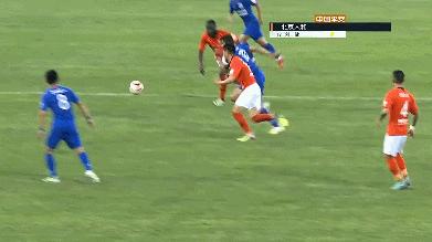 中超上演“连环脚”,申花队长被踢成“内马尔滚”