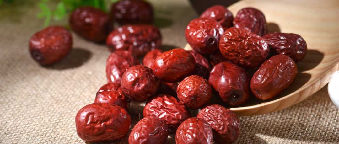 百合和大枣枸杞一起泡水喝,茯苓山药红枣水养肝解郁