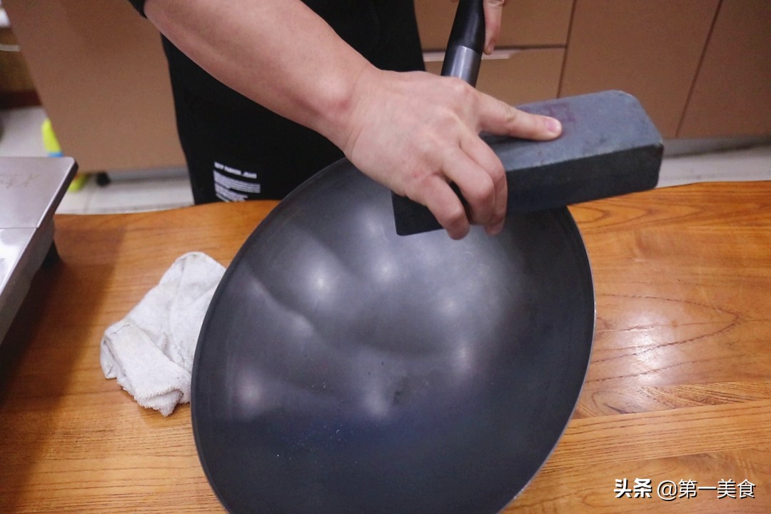 新铁锅开锅用不用擦锅底,新铁锅开锅别直接用火烧