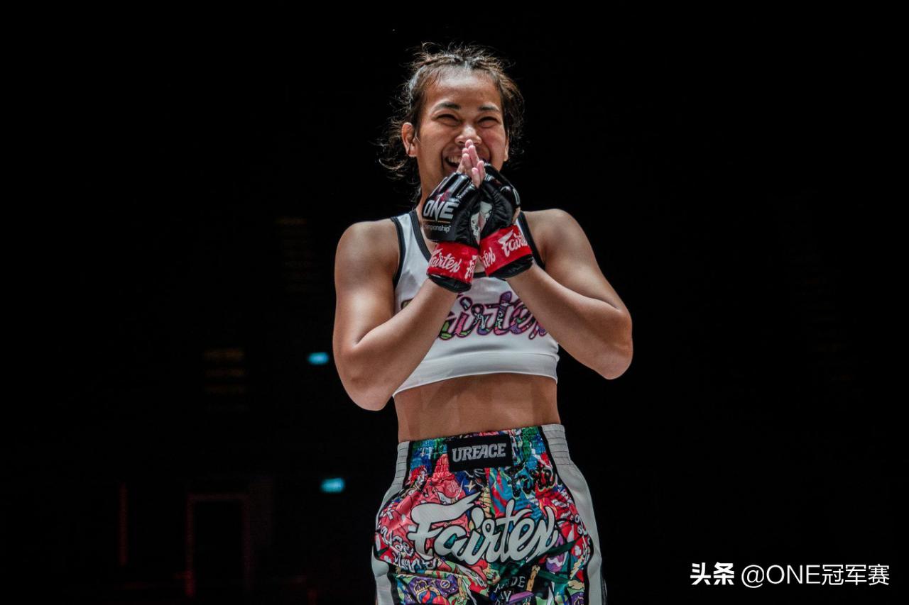 斯坦普的师妹有多强？“神奇女孩”81秒首秀KO对手