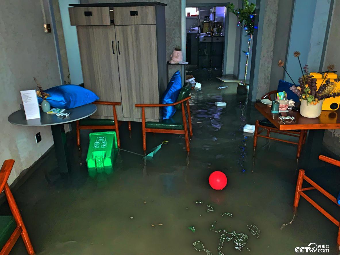 郑州遭遇特大暴雨冲走人视频,郑州曾被暴雨击中的24小时