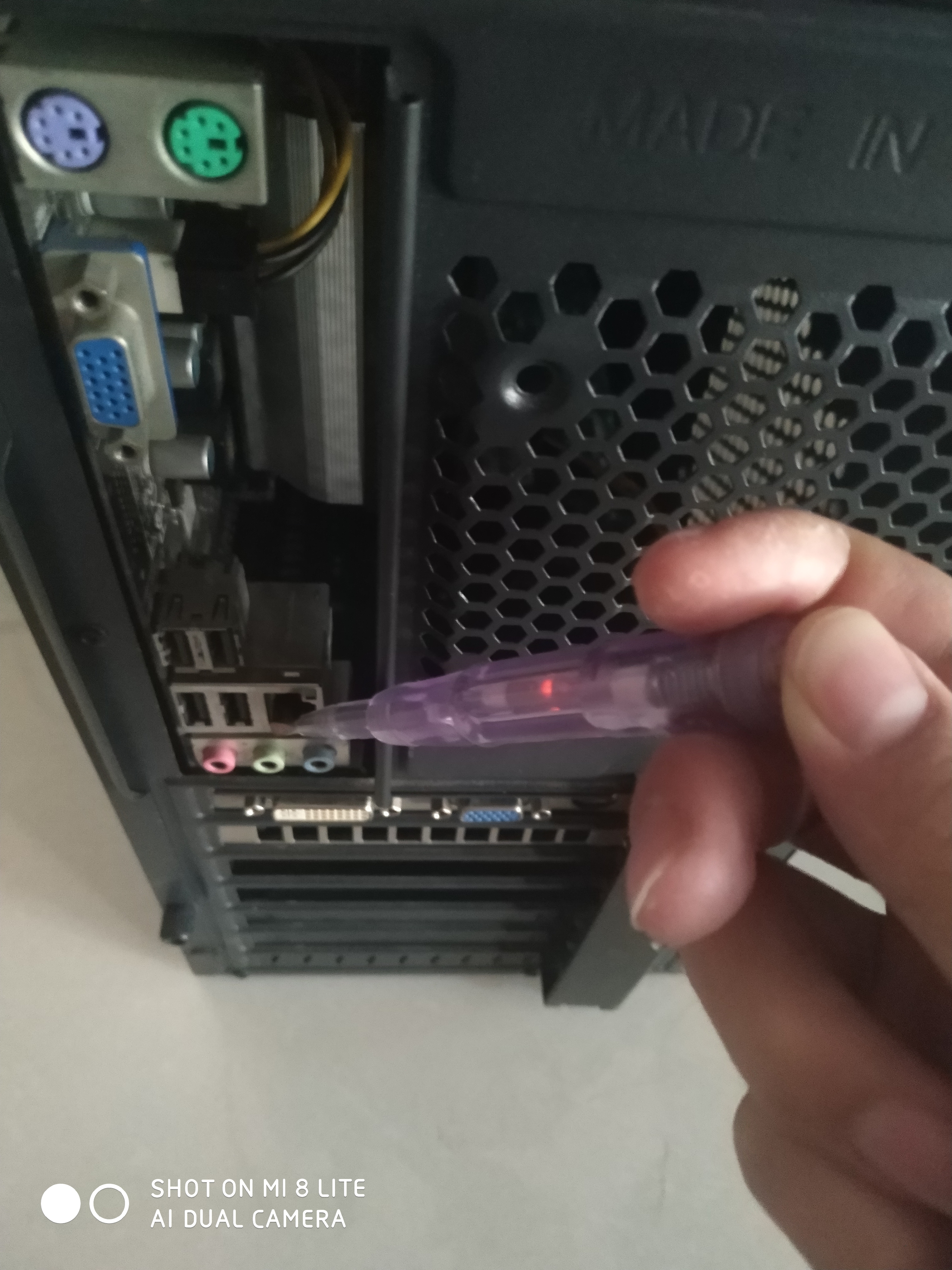 电脑机箱漏电是正常的吗,电脑机箱漏电怎么判断是静电