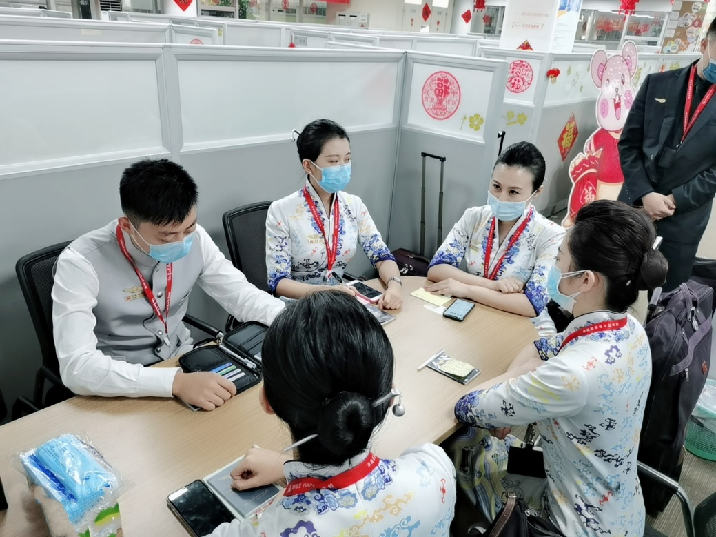 海南航空空姐接送抗疫英雄,海南航空抗疫版