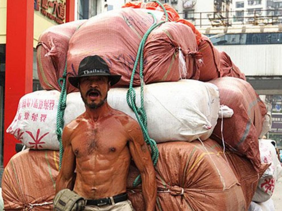 为了供孩子读书父母一天打四份工,为供两个孩子上大学四处奔波打工