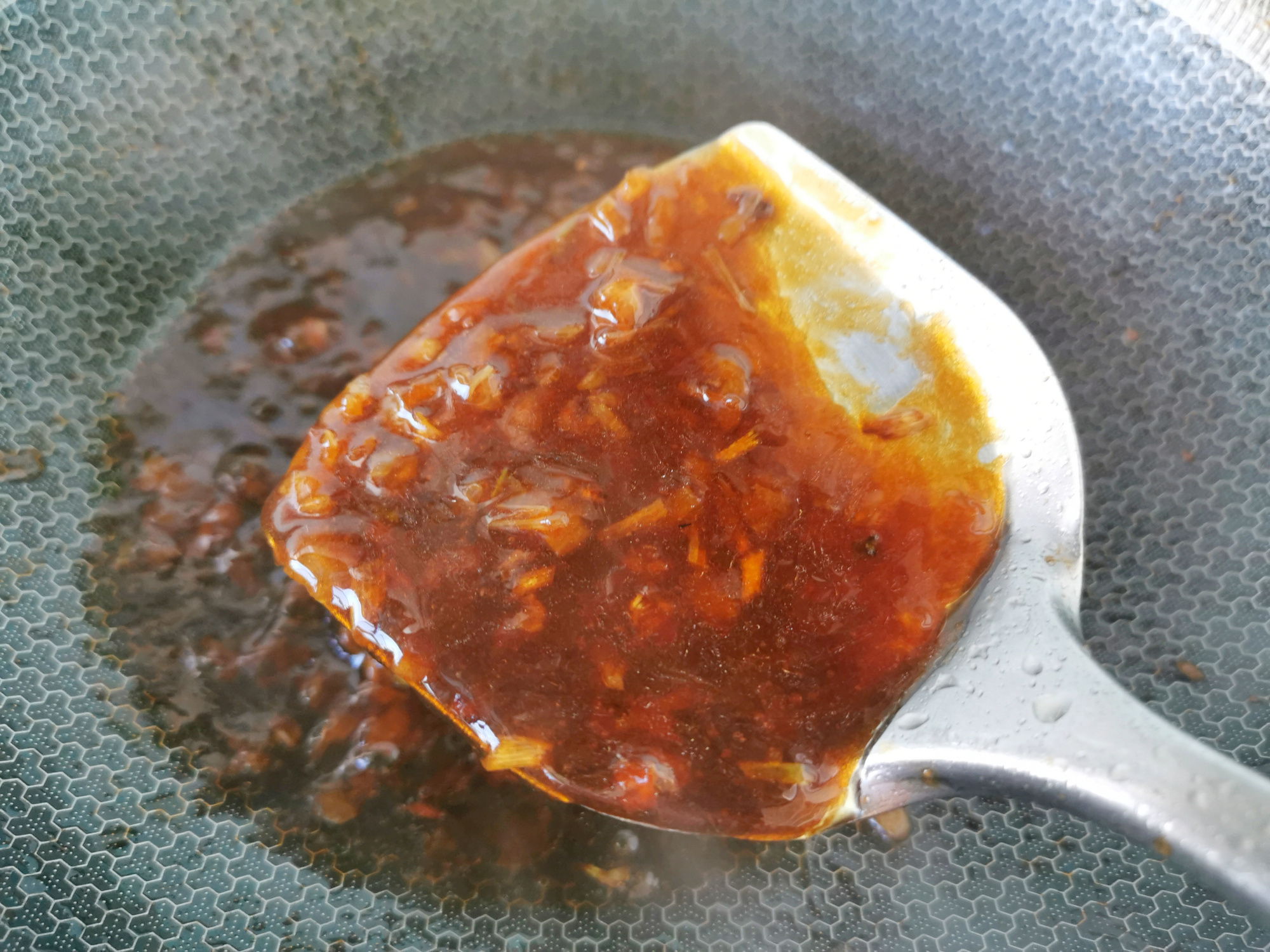 叉烧肉里的咸蛋黄怎么放进去的,咸蛋黄叉烧肉的家常电饭锅做法