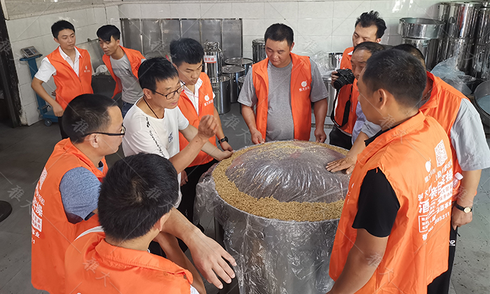 蒸酒不出酒是什么原因,煮酒发酵好怎么没有酒是怎么回事