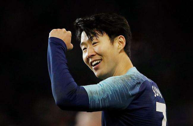 孙兴慜反向砸脚颠球教学,中国踢韩国孙兴慜过人集锦