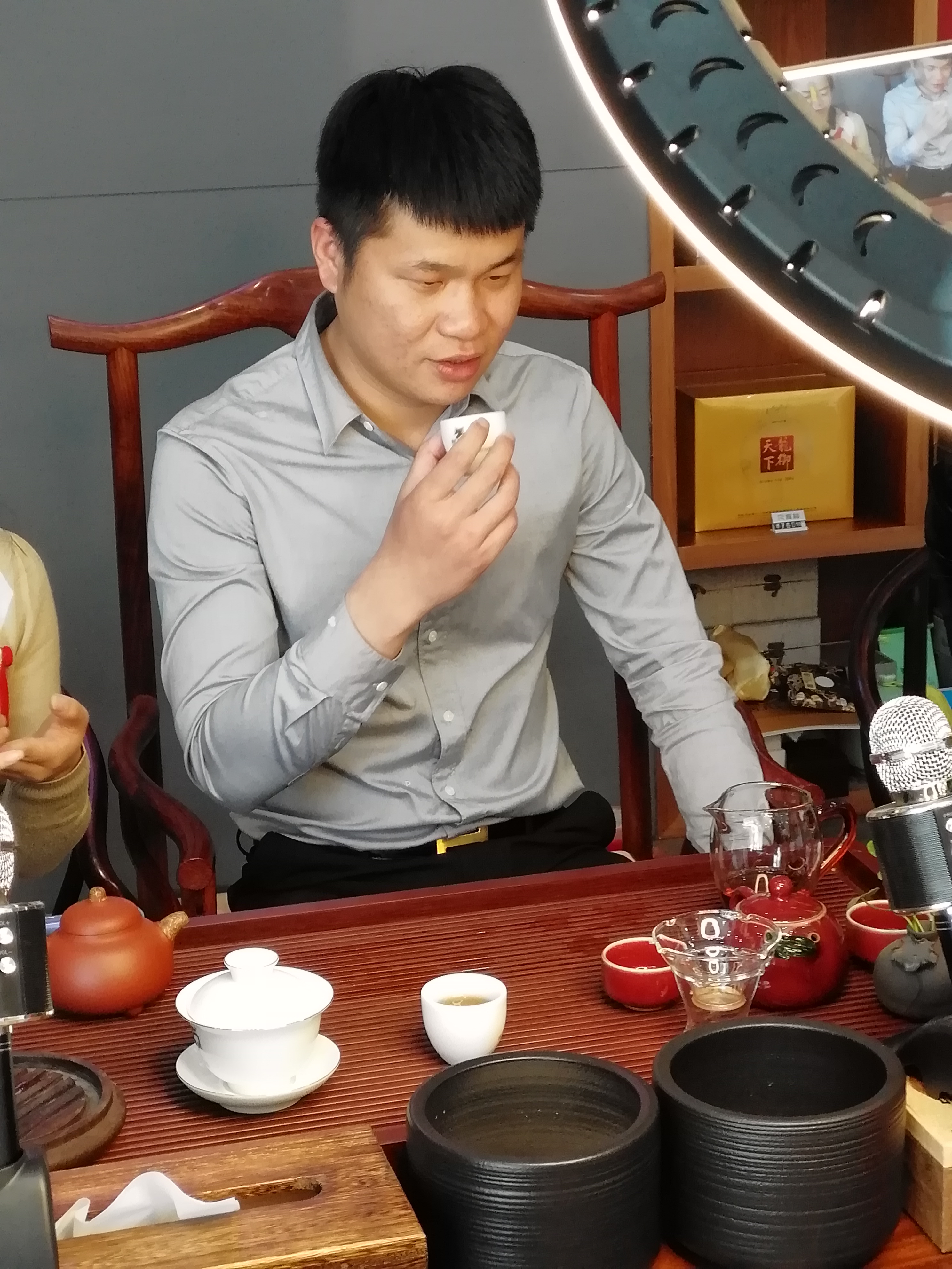 七言寻尤记，遇见最爱的事物，走进龙园茶业，品味普洱茶化石