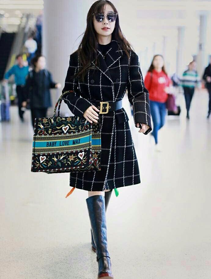 Baby这是碰到了什么造型师？这头发勒的好紧，看着就疼！