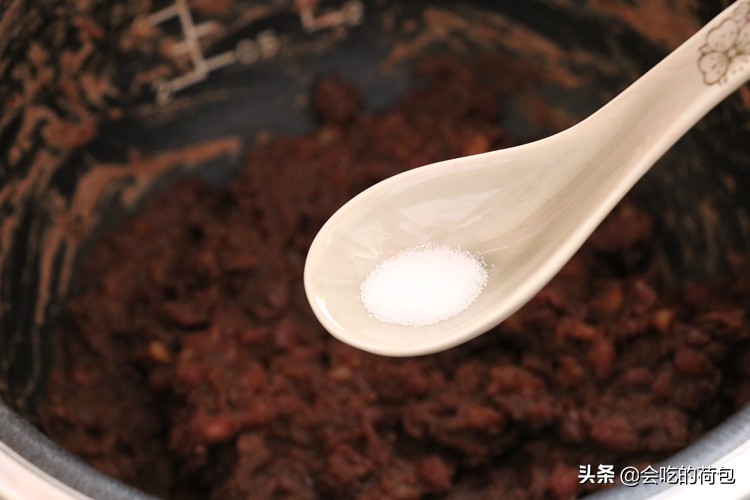 煮红豆沙什么时候放糖,煮红豆沙怎么才不会变色