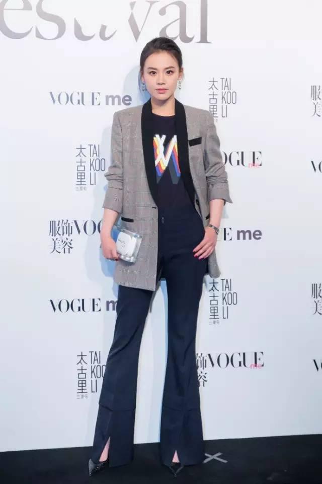 卡戴珊家族小妹凯莉穿搭,卡戴珊家族尖头高跟鞋