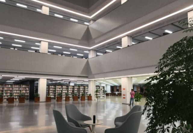 浙江的一所高校，建校仅有32年，全国百强大学，教学楼像百年老校