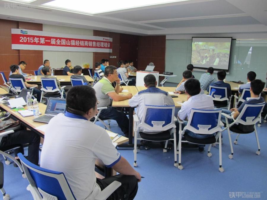 山猫滑移装载机最高能升多少米,山猫滑移装载机算什么机种