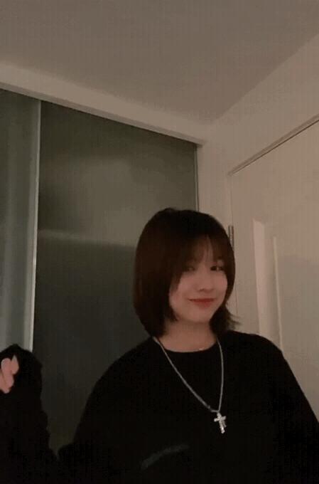 汪峰大女儿小苹果晒短发美照,汪峰女儿小苹果跳舞