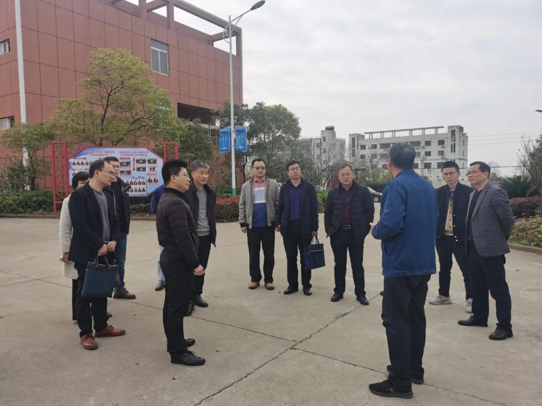 井冈山大学博士团到我县调研盐卤药化企业