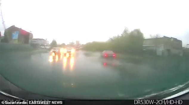 俄罗斯少年在马路上飙车,俄罗斯小伙无证飙车