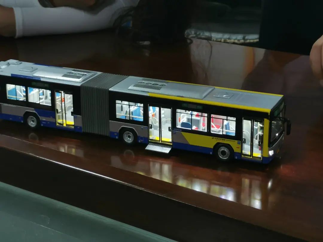 追逐公交的人,拼命追公交车